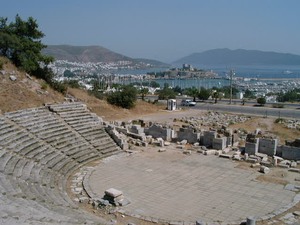 Bodrum antik tiyatrodan limana kaleye ve Karaadaya doğru bir manzara