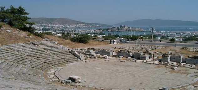 Bodrum Mausolosun inşa ettigi antik tiyatrodan kale ve Bodrum manzarası