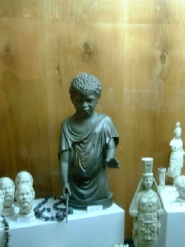 Yalıkavak açıklarında bulunan zenci çocuk heykeli Bodrum Müzesindedir.